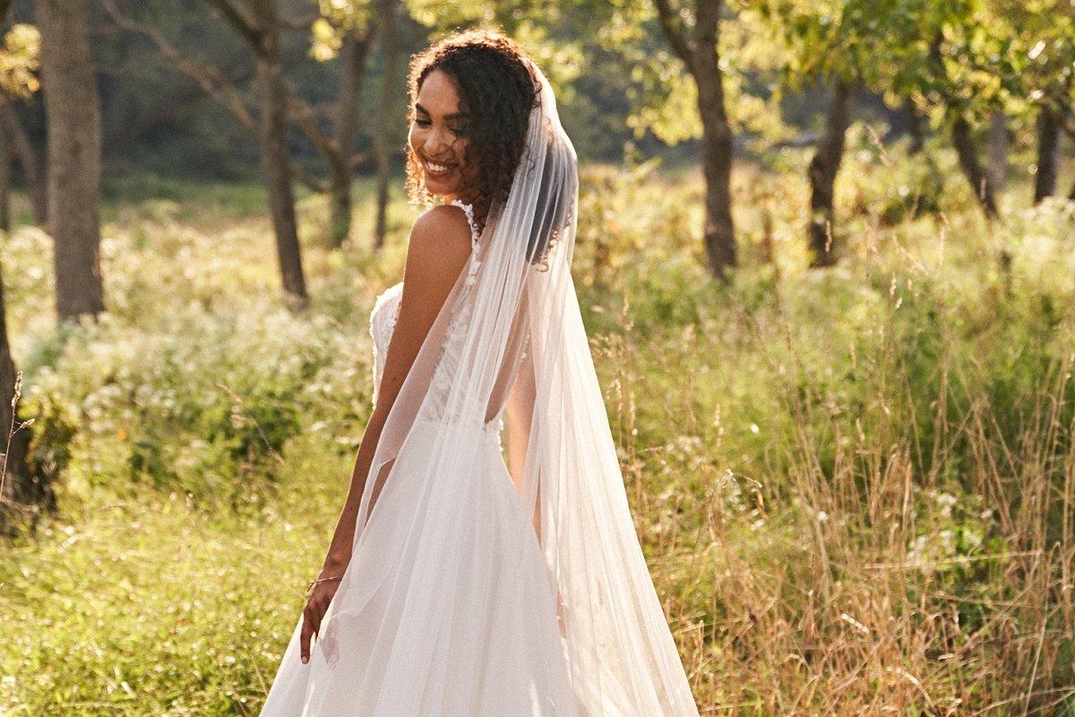 peinado de novia recogido con velo