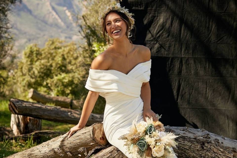 Vestido de novia hombros caídos, novia con corona y ramo de flores