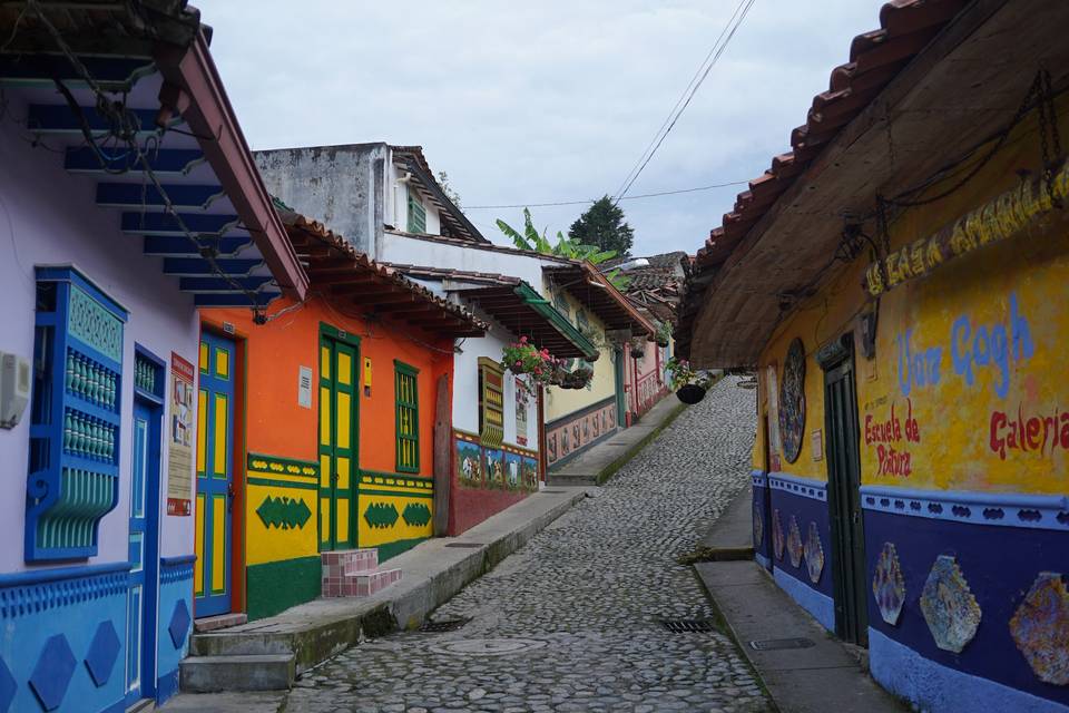 casas de colores en un pueblo de Colombia