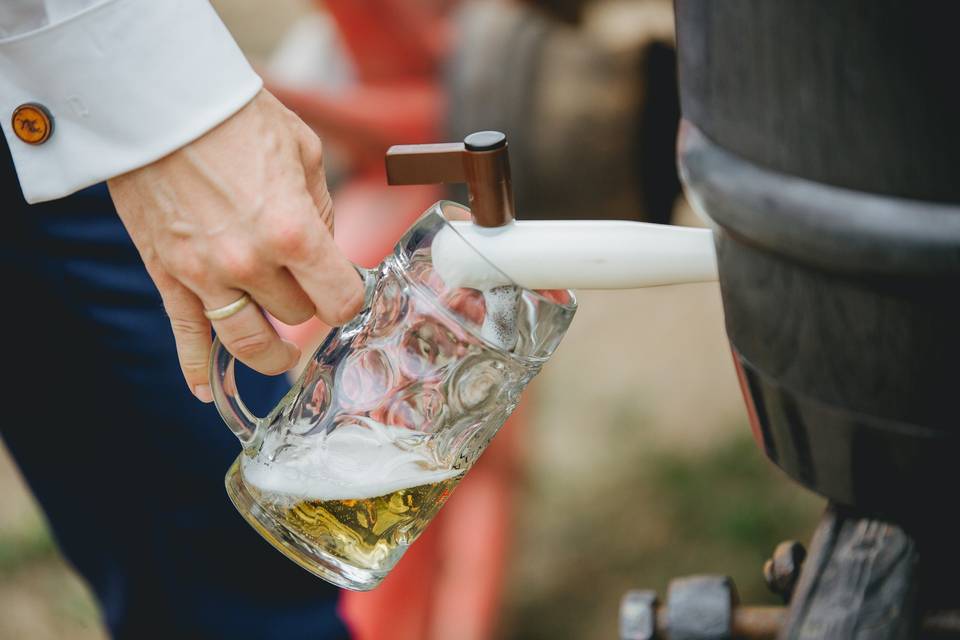 servir cerveza en la boda desde barril