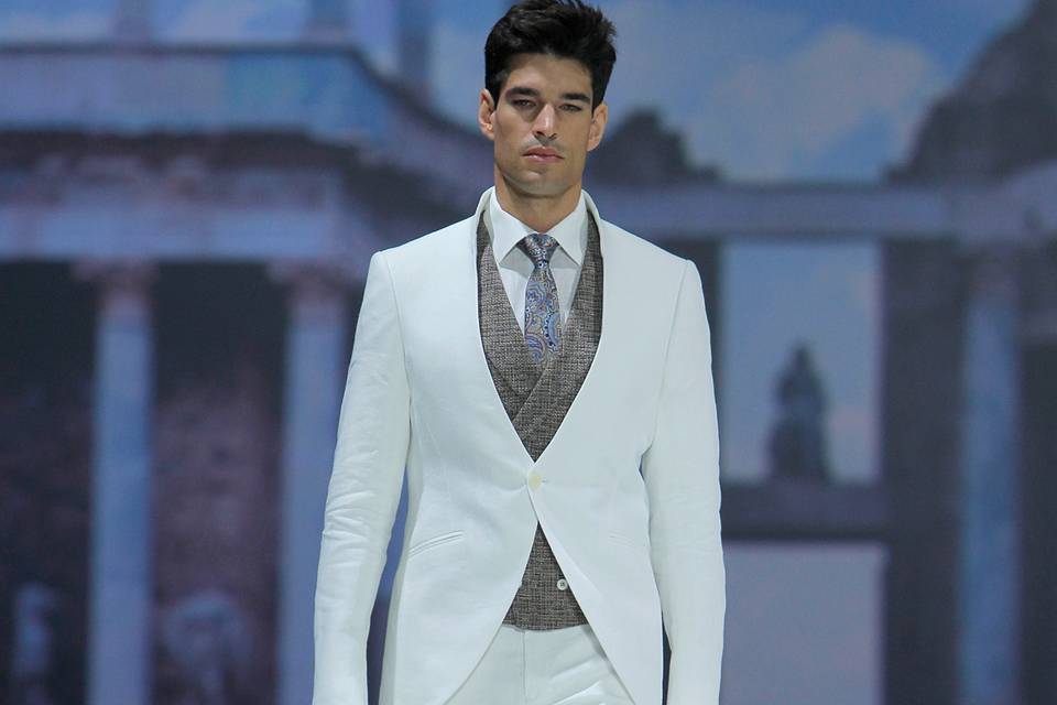 Trajes de novio blancos: sofisticados y modernos