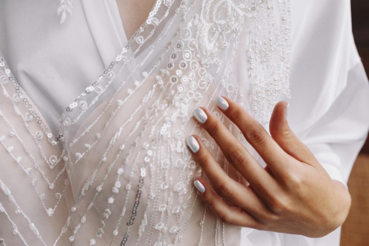 color plata para las uñas de novia