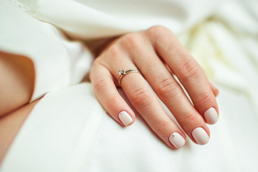Uñas de novia cortas de color blanco