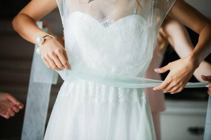 Preparativos de novia con vestido