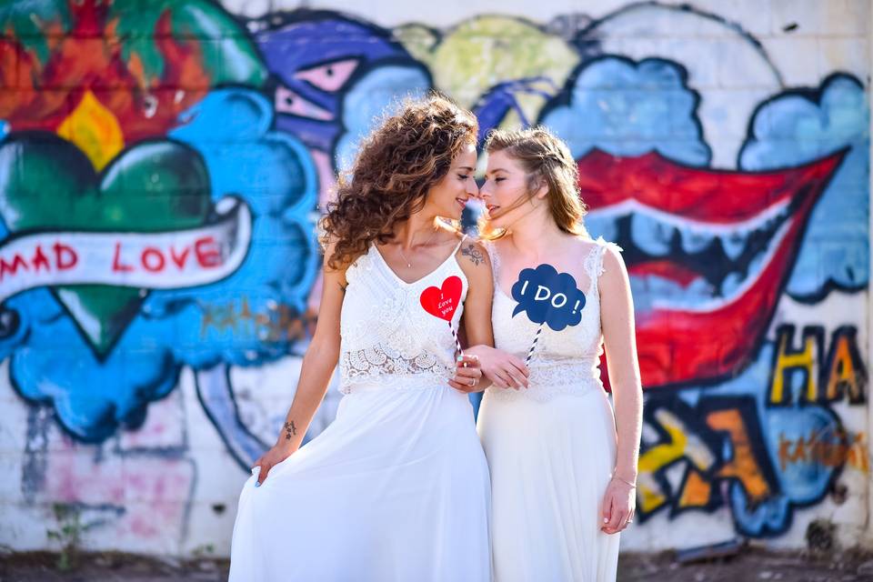 Novias en sesion de preboda en la calle