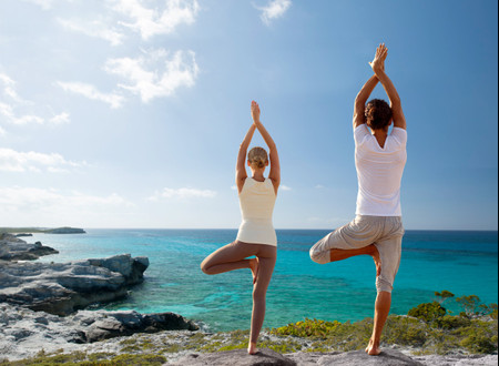Yoga en pareja: 8 posturas fáciles para practicar antes de la boda