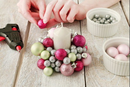 DIY: centro de mesa hecho con bolas navideñas