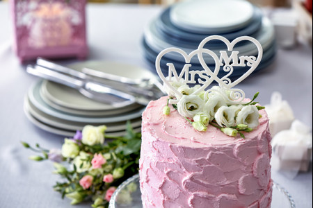 El toque final para su pastel de boda LGTBIQ+ está aquí (lo prometemos)