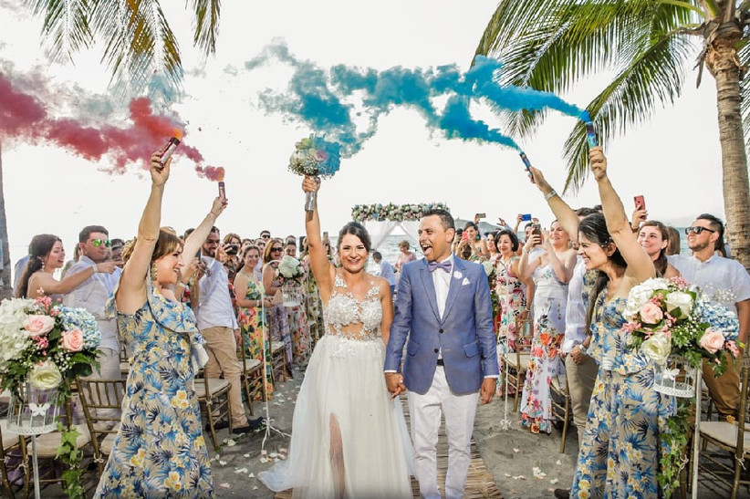 Bombas De Humo Una Cortina De Color Para Sus Fotografias De Matrimonio