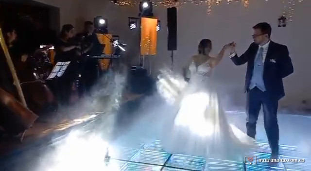 Vals con músicos en  vivo para la recepción de los novios 