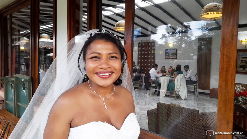 Durley novia feliz con nuestro trabajo