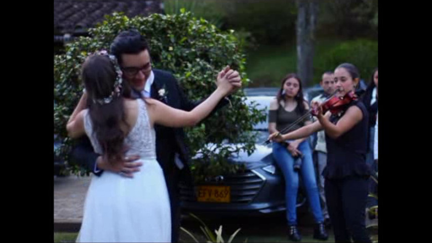 Baile de los novios con violin y saxofón