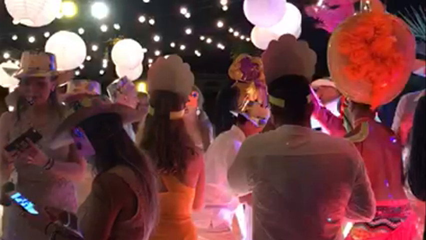 Hora loka en Asalto de carnaval para bodas