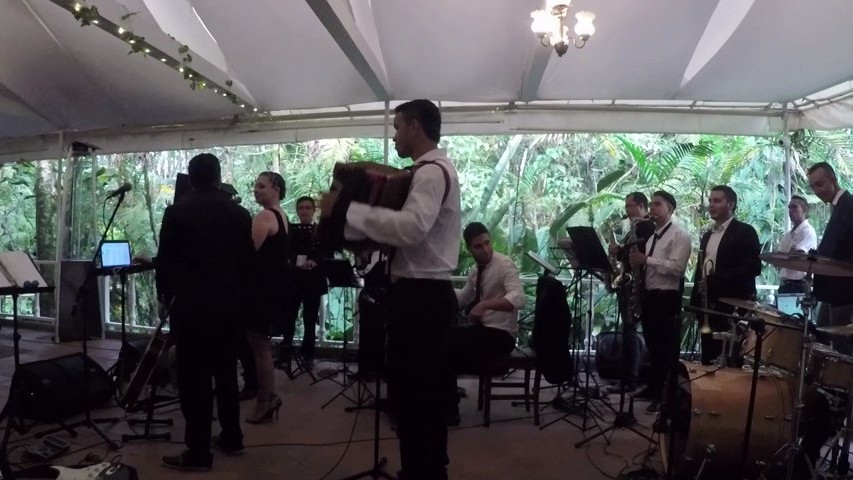 Banda en vivo hora loca