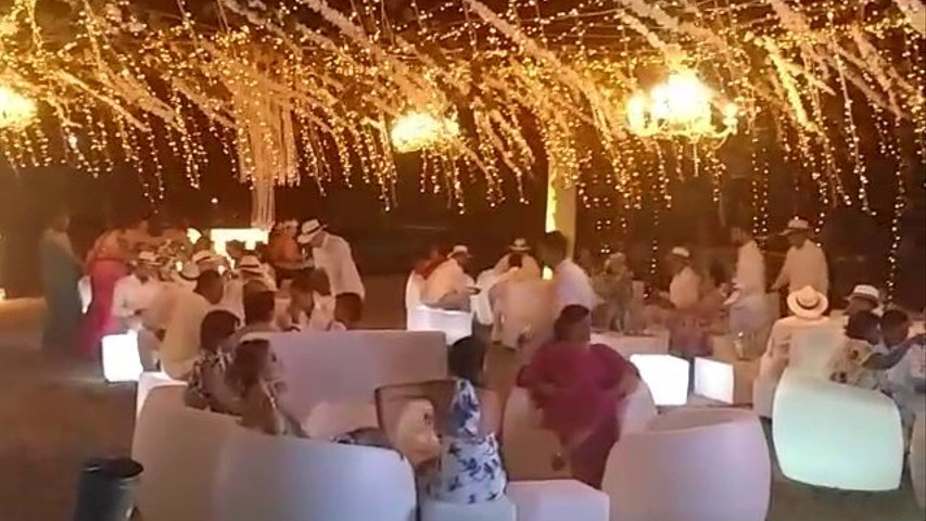 Boda en playa: iluminación, pista led, decoración