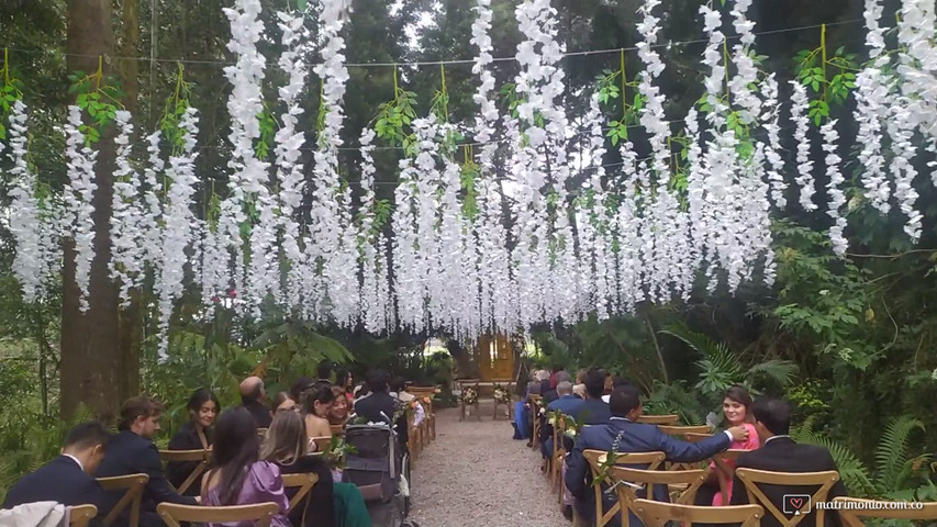 Feliz cerrando el año con ésta hermosa Boda.