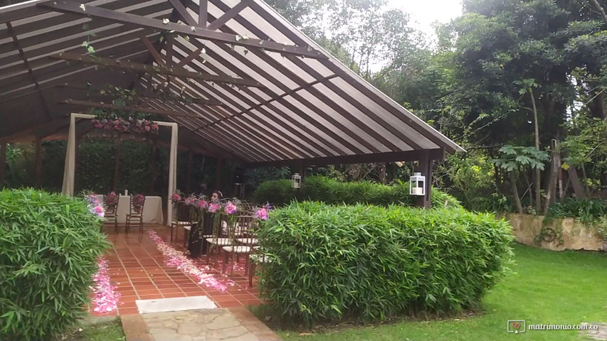 Otra bella pareja, oficiando su linda Boda, aquí Hacienda Los Nogales.