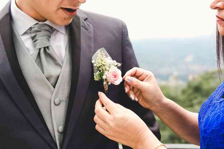 ¿Quién le pone el gallardete del novio?