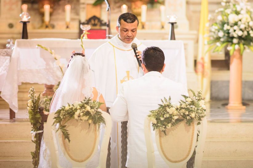 Cómo escoger al sacerdote perfecto para tu boda católica✨ 1