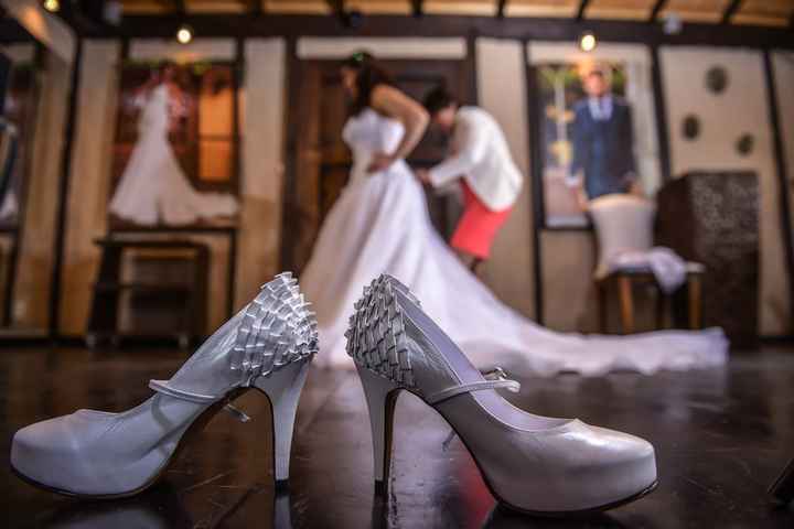 2 matrimonios, 2 zapatos. ¿Cuál es el tuyo? 1