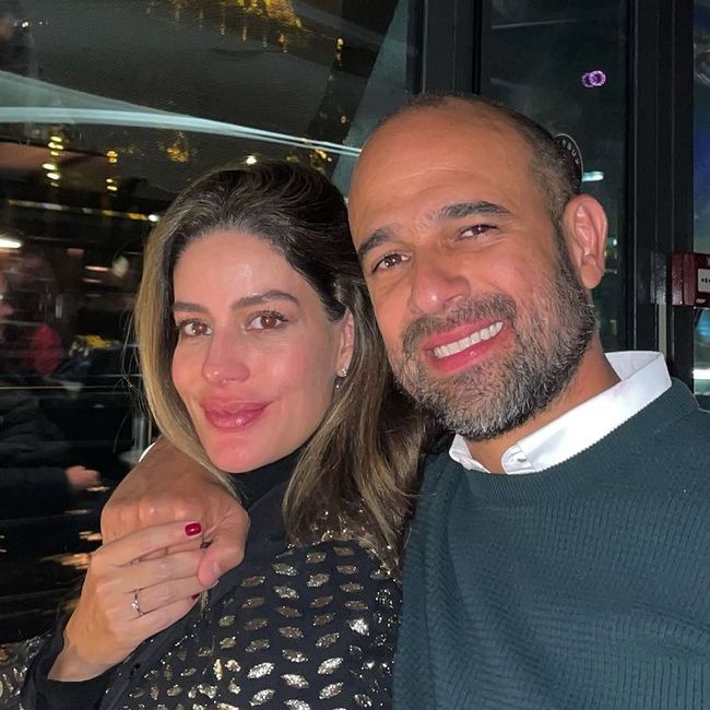 Manuela González y Andrés Vasco se comprometieron en París 🗼 2