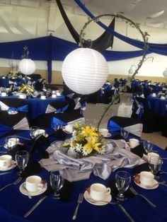 decoracion de boda con azul, negor y blanco