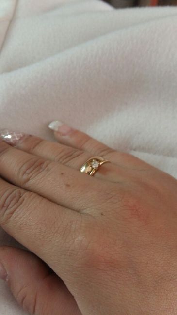 Yo llevo mi anillo de compromiso en la mano ____________ - 1