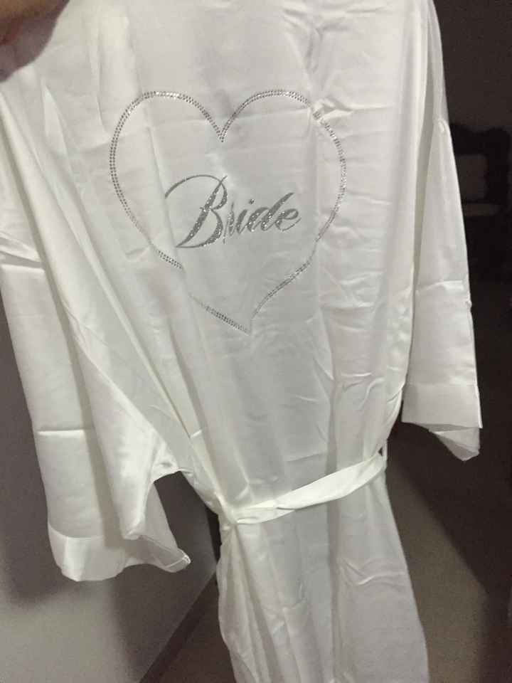 Que piensas usar mientras las maquillan antes de usar tu bello vestido de novia? - 2