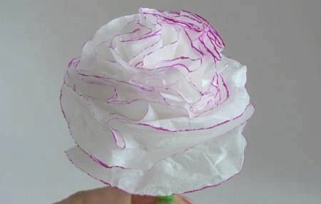 Flores con pañuelos de papel