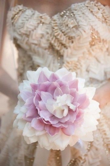 ramo de novia en color blanco y lila