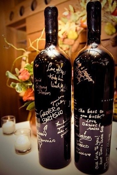 botellas de vino con la firma y mensajes de los invitados