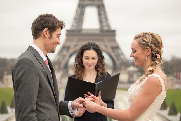Matrimonio frente a la Torre Eiffel