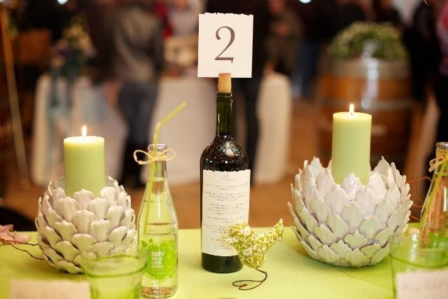 Centros de mesa hechos con botellas de vino