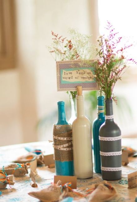 Centros de mesa hechos con botellas de vino