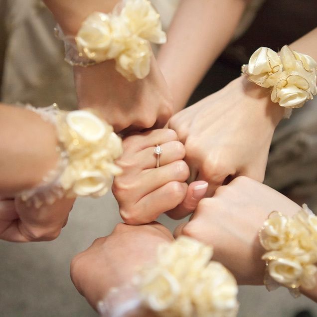 8 corsage o pulseras de flores para tus damas de honor 3