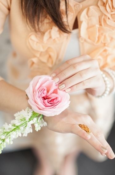 8 corsage o pulseras de flores para tus damas de honor 5