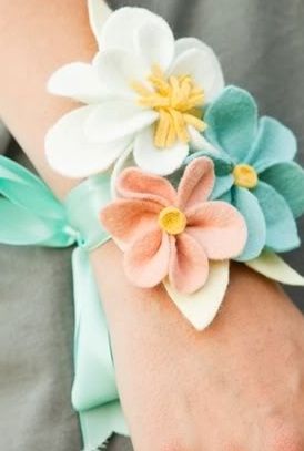8 corsage o pulseras de flores para tus damas de honor 6