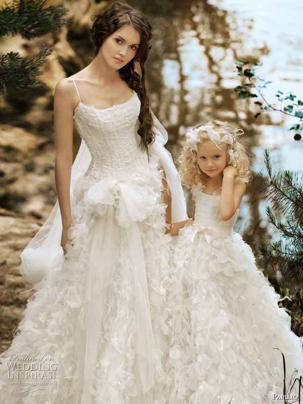 Madre e hija vestidas igual para el matrimonio?