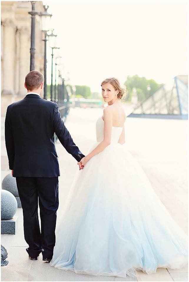 este vestido me llamo mucho la atención el toque de azul sutil al finas es demasiado hermoso