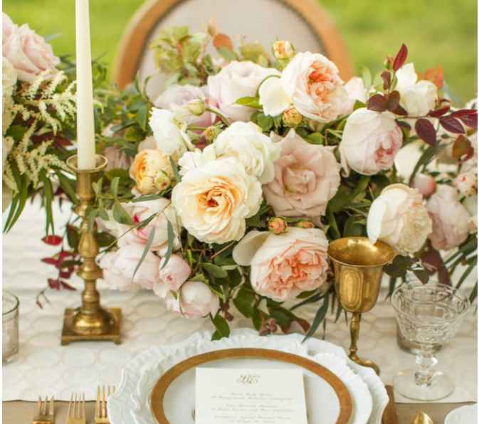 Este centro de mesa me gusta porque son muchas flores y los colores son los que quiero para mi matri