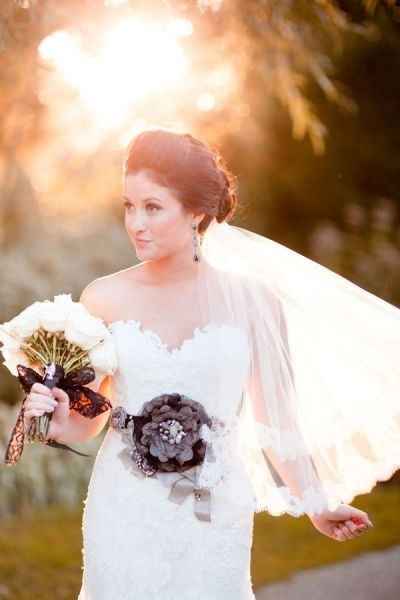 Novias con el velo cortico