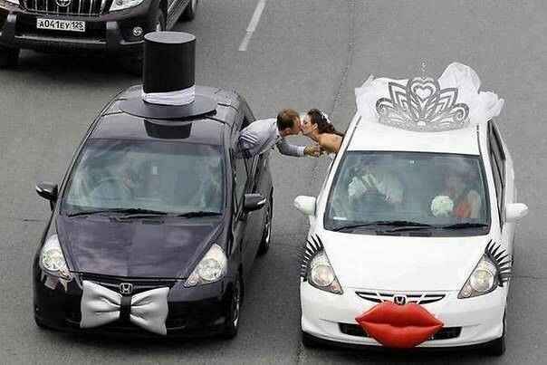 El carro de los novios