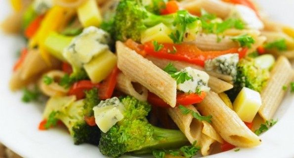 Pasta con salsa de queso y verduras