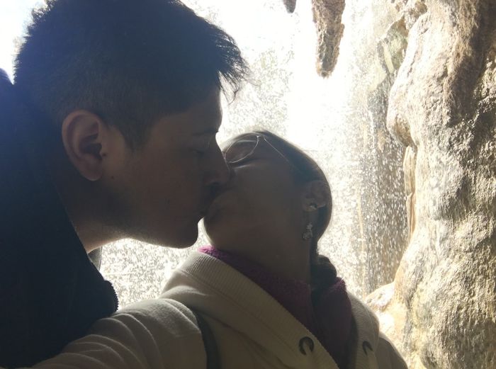 un beso bajo la cascada