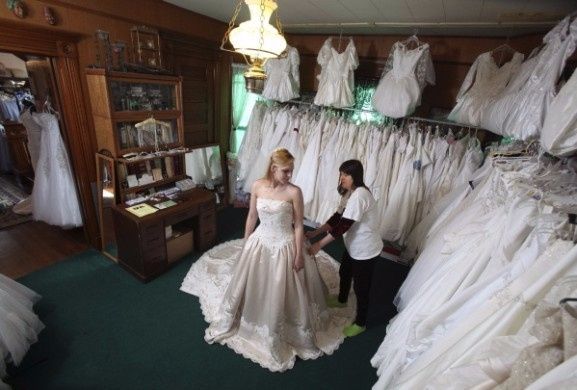 A. Alquilar el vestido de novia