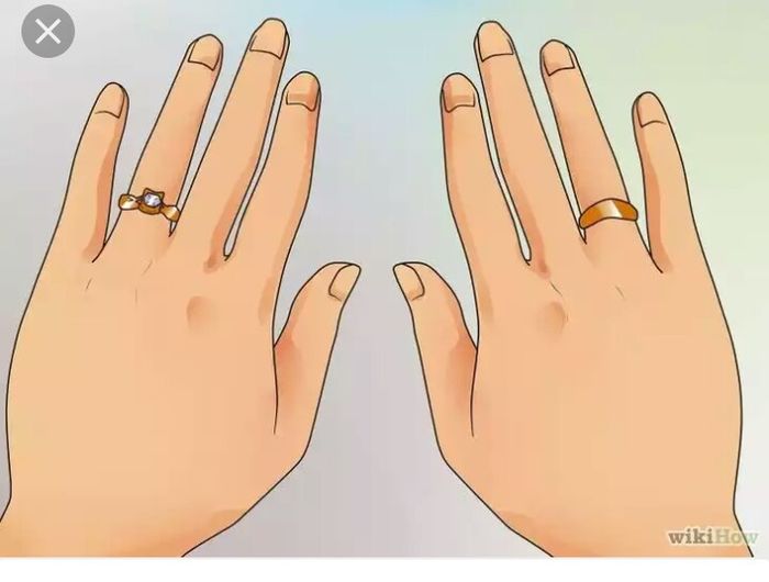 Hermosas saben como se debe usar la argolla de matrimonio y el anillo de compromiso? - 1
