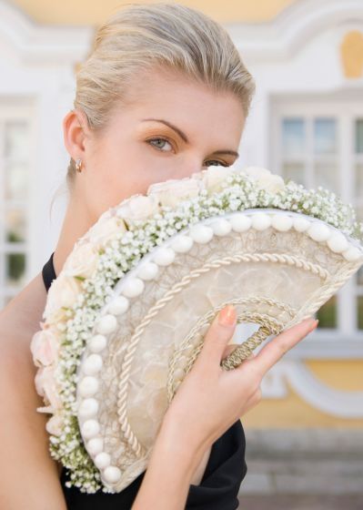 ¿Cambiarías el ramo por un abanico de novia como estos? 2