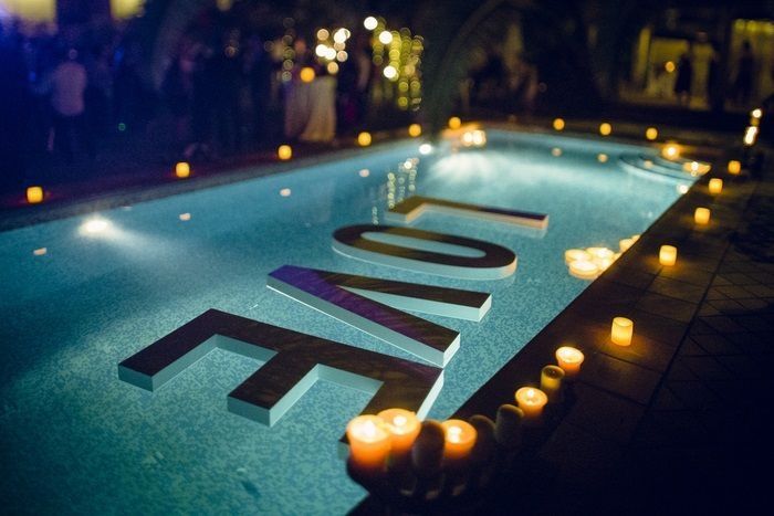 Letras en la piscina