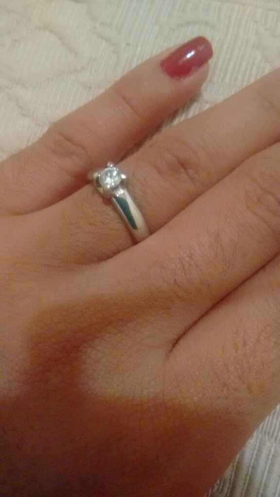 En que mano va el anillo de compromiso después del matrimonio? - 1