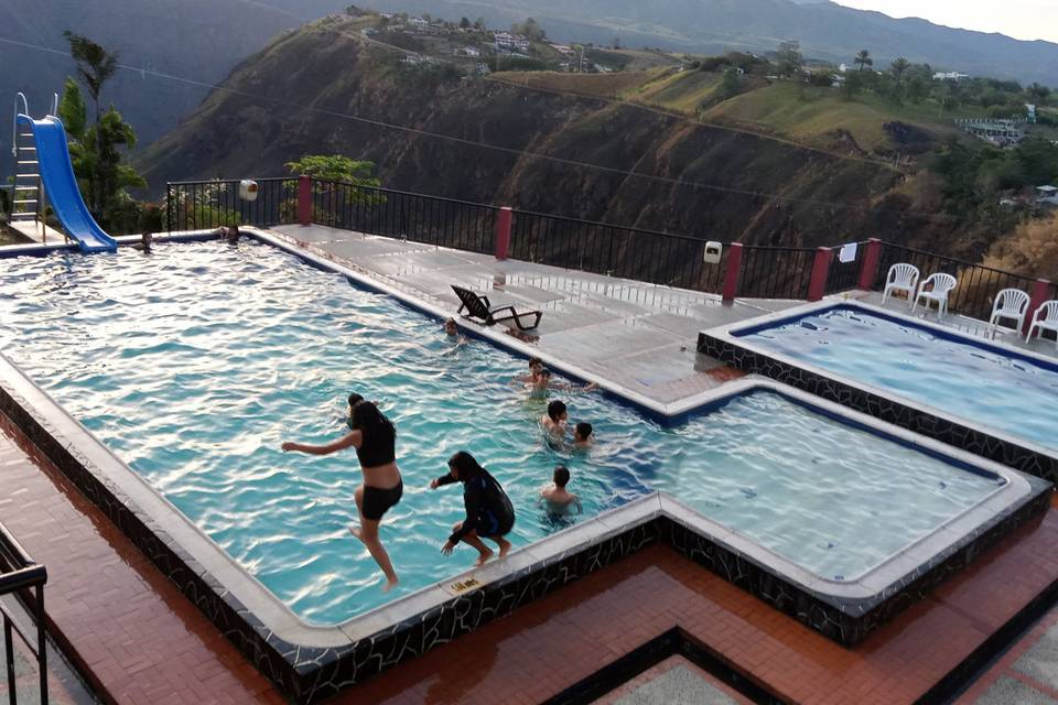 Piscina al vorde de cañon